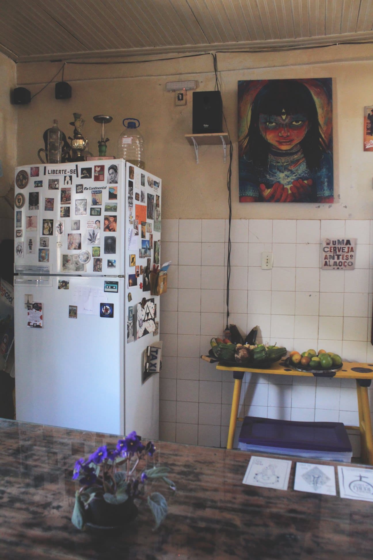 Cozinha ampla e organizada da República Rebu.